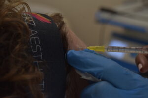 mujer recibiendo inyecciones de ácido hialurónico