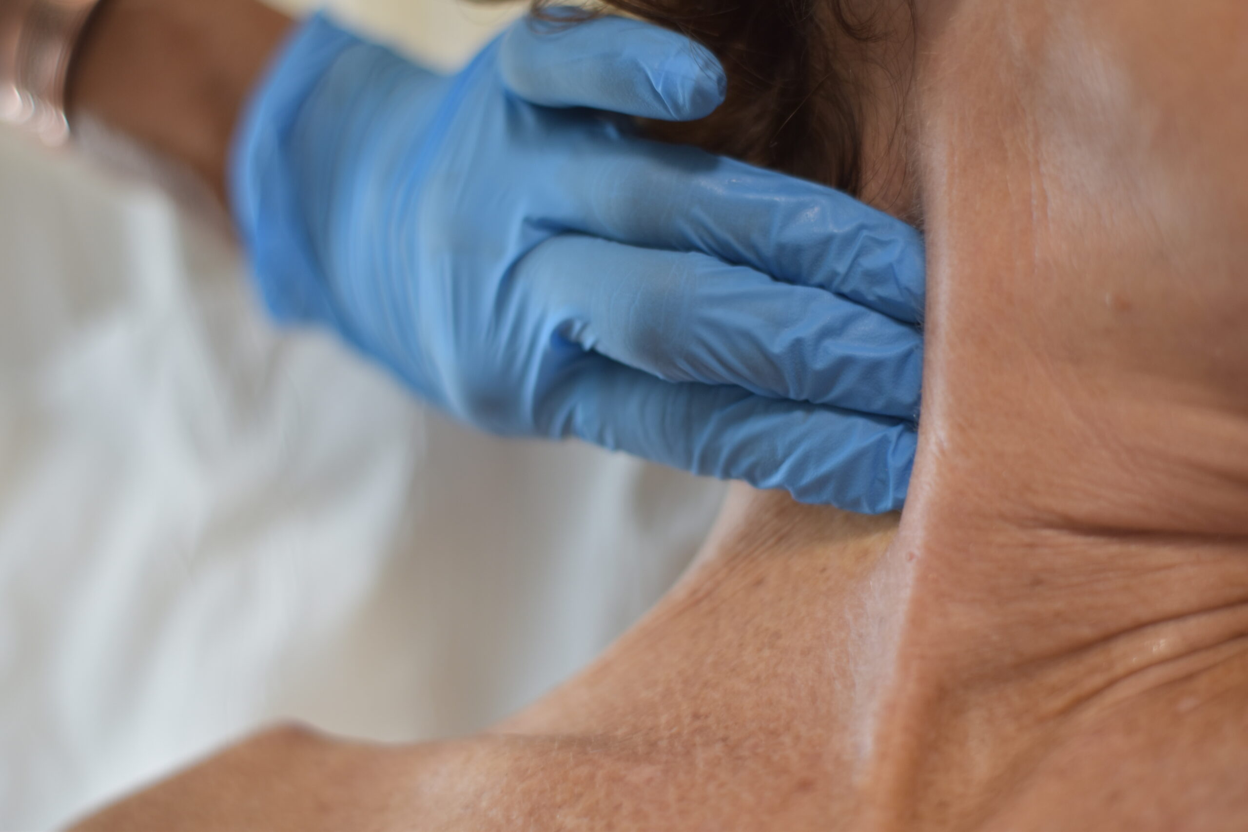 mujer recibiendo masaje en el cuello
