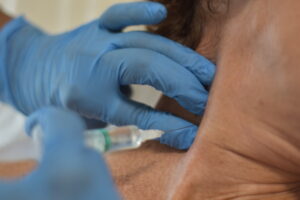 mujer recibiendo inyección