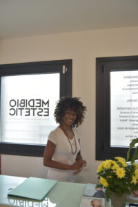 eulalia rovira orriols muy sonriente en la entrada