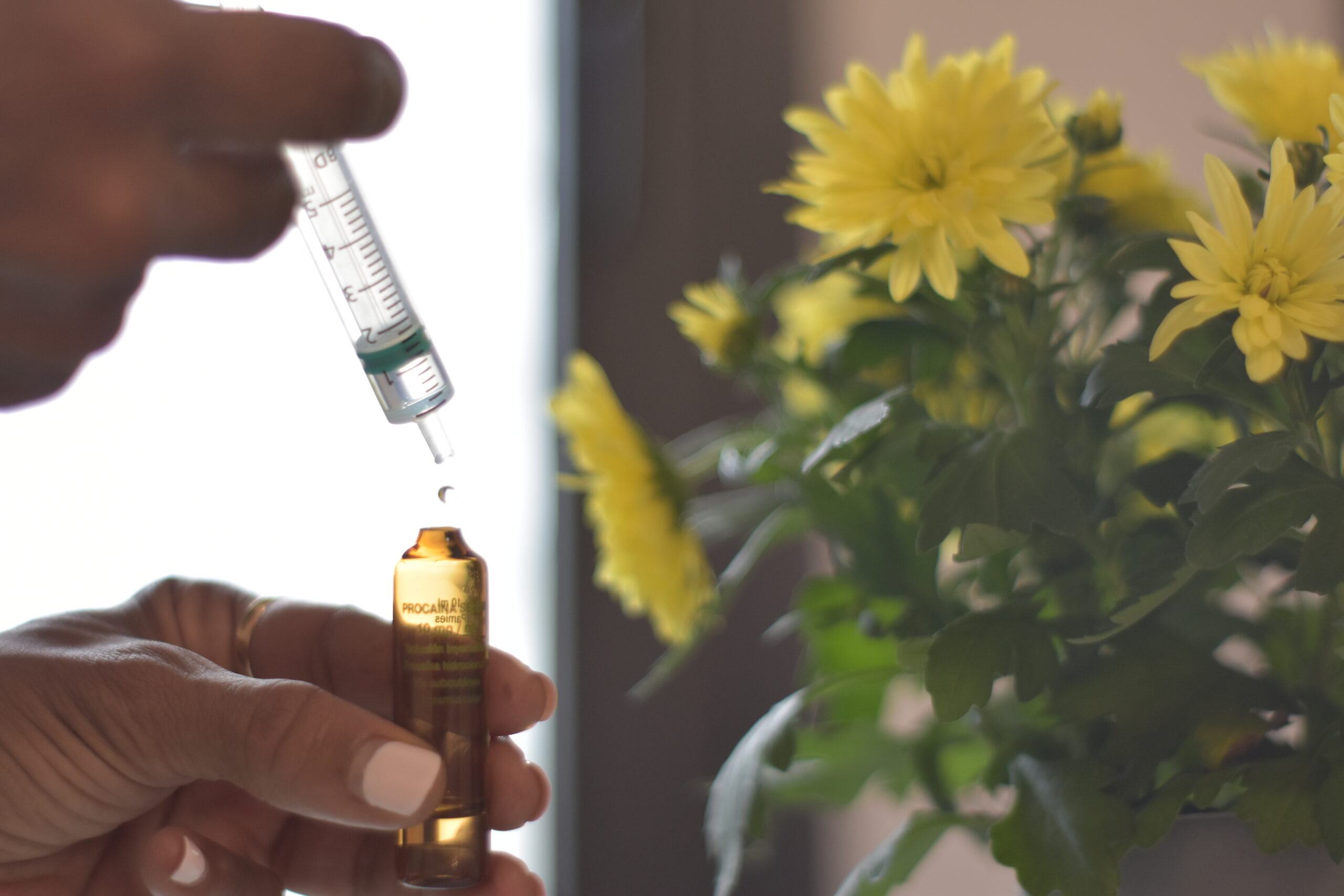 jeringa goteando y flores