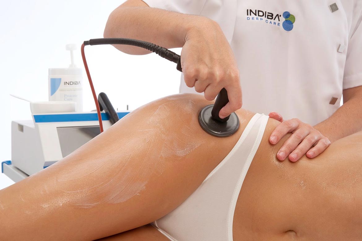 mujer recibiendo tratamiento de hipertermia radiofrecuencia corporal2