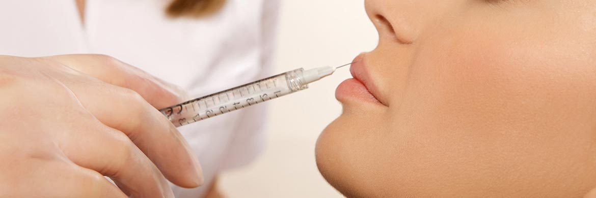 mujer recibiendo relleno de labios 2