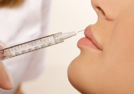 mujer recibiendo relleno de labios
