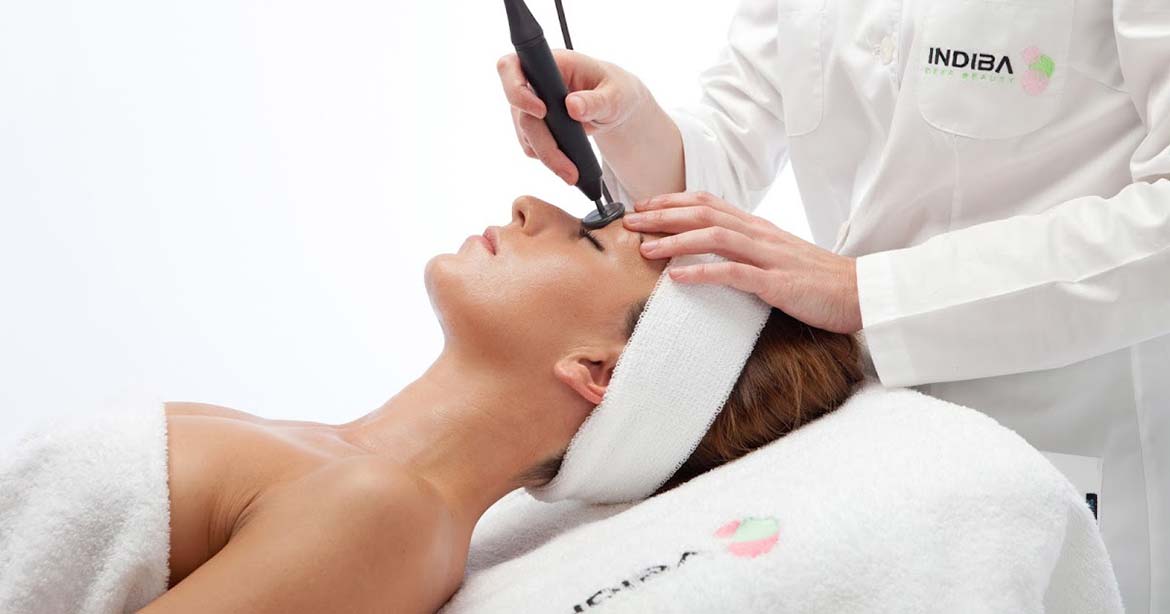 mujer recibiendo tratamiento de hipertermia radiofrecuencia estética 2