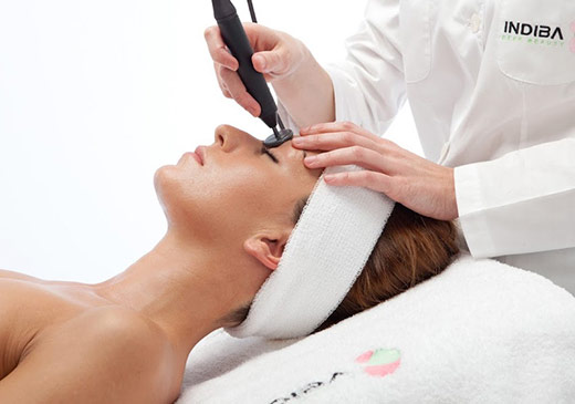 mujer recibiendo tratamiento de hipertermia radiofrecuencia estética