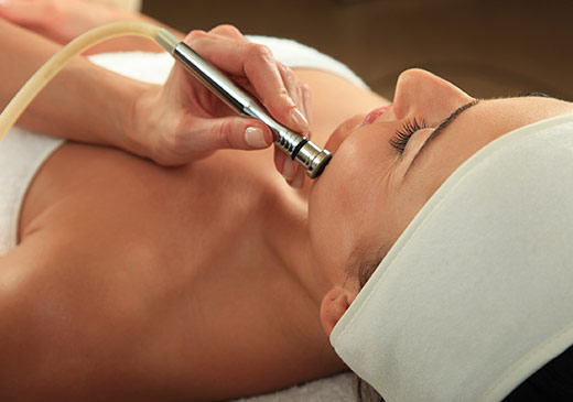 mujer recibiendo tratamiento de microabrasion