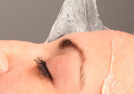 mujer recibiendo un peeling