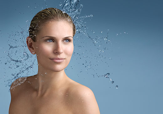 mujer con agua en el pelo