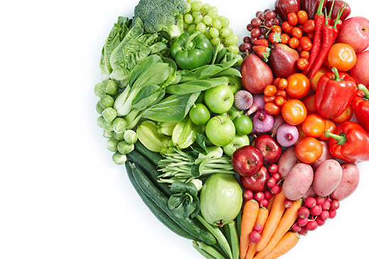 corazon hecho de frutas y verduras